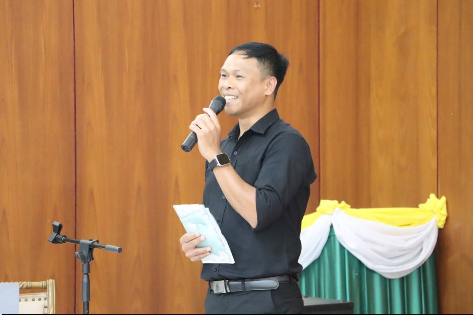 title - ผู้อำนวยการกลุ่มฝึกอบรมและการพัฒนาผลิตภัณฑ์ (ศพส.) ได้รับเชิญเป็นผู้บรรยายพิเศษ  ให้แก่ ข้าราชการใหม่ รุ่นที่ 10 หลักสูตร ต้นกล้าข้าราชการ ประจำปีงบประมาณ พ.ศ. 2569 ณ ห้องประชุมอาคาร 100 ปี ศูนย์ส่งเสริมและพัฒนาอาชีพเสริมนอกภาคการเกษตร